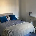 Modern House Accomdts 8 Adults, Double Bedrooms, Free Parking & Wifi, Close To Tram