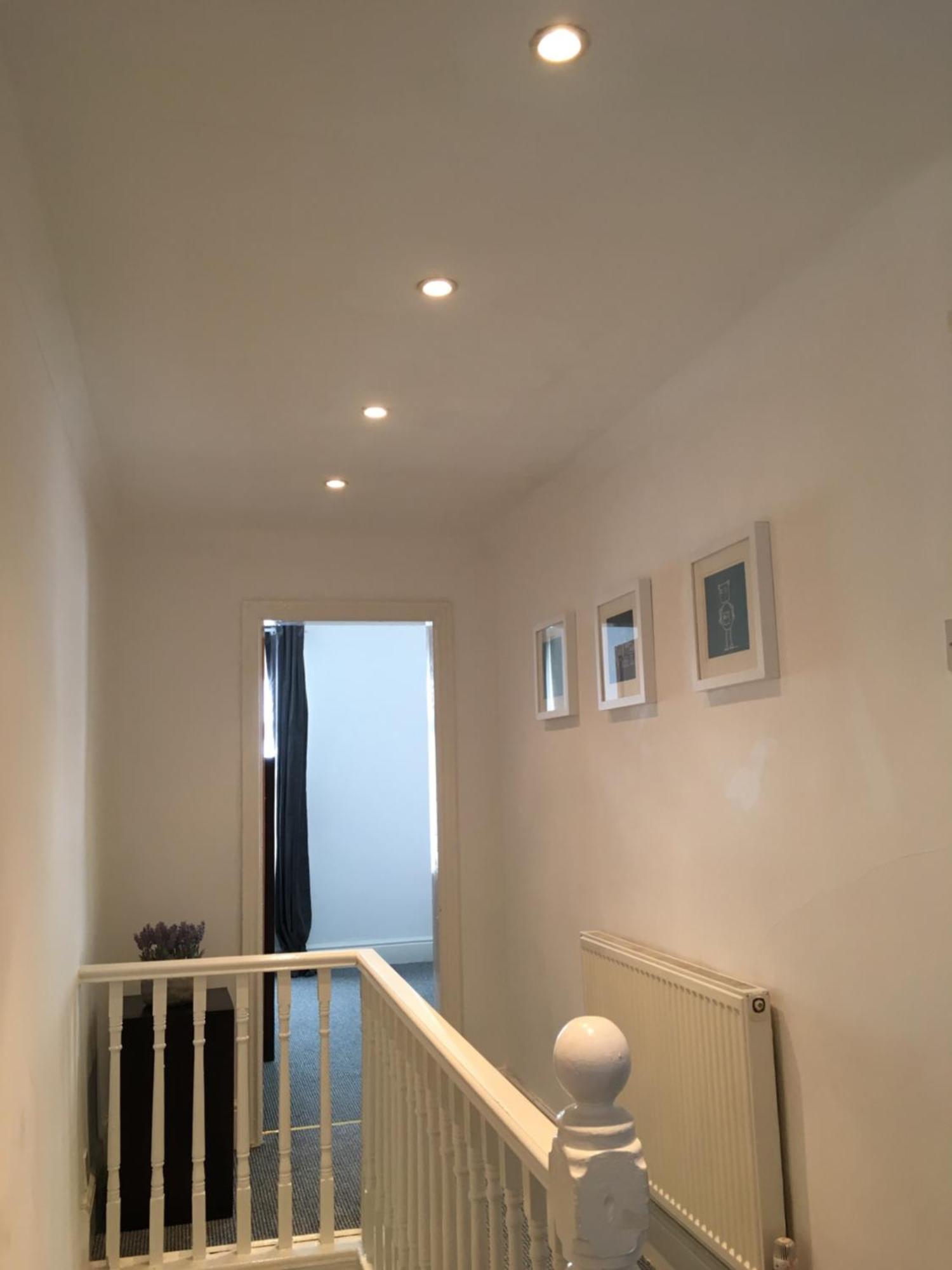 Modern House Accomdts 8 Adults, Double Bedrooms, Free Parking & Wifi, Close To Tram Casa de férias *