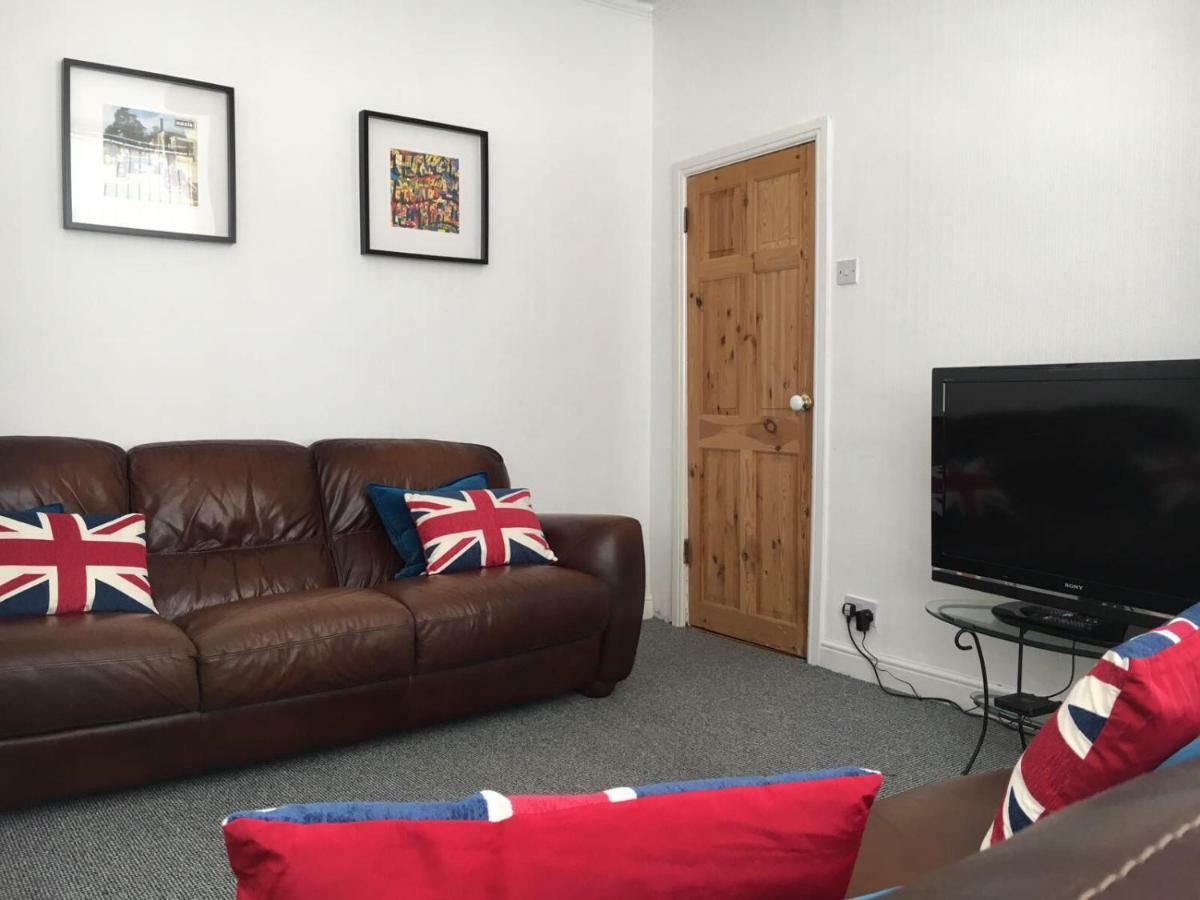Casa de férias Modern House Accomdts 8 Adults, Double Bedrooms, Free Parking & Wifi, Close To Tram