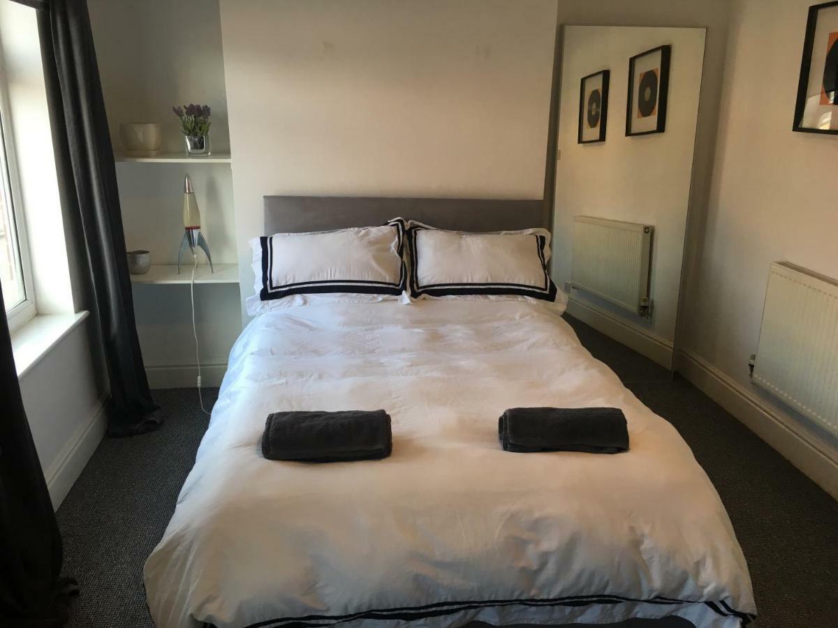 Modern House Accomdts 8 Adults, Double Bedrooms, Free Parking & Wifi, Close To Tram Casa de férias *